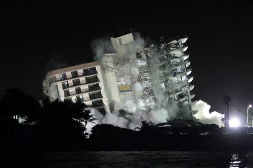 Por medio de una explosión controlada, especialistas derribaron ayer la parte que quedaba en pie del edificio Champlain Towers South, en Surfside, ante la inminente llegada de Elsa a Florida.