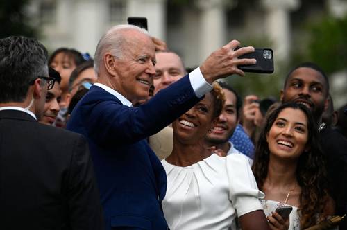 Luego de pronunciar un discurso, el presidente de Estados Unidos, Joe Biden, se toma una selfie con algunos invitados a los festejos por el Día de la Independencia, ayer en el jardín sur de la Casa Blanca, en Washington.