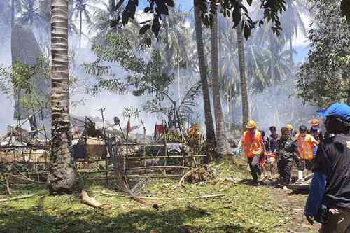 Un avión de la Fuerza Aérea de Filipinas se estrelló ayer en el sur del país, causando la muerte de al menos 50 personas, luego de que algunas saltaron del fuselaje, informaron funcionarios de seguridad, en el peor desastre aéreo militar en casi 30 años. Las imágenes de la escena mostraban llamas y humo saliendo de los escombros esparcidos entre los árboles. El Lockheed C-130 que transportaba tropas con destino a operaciones de contrainsurgencia se estrelló con 96 personas a bordo. El avión había intentado aterrizar en el aeropuerto de Jolo, pero sobrepasó la pista. No pudo recuperar suficiente potencia y altura y se estrelló en la cercana Patikul. Unas 30 personas fueron trasladadas al hospital y 16 están desaparecidas.