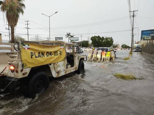 Elementos de la Cuarta Zona Militar auxilian a ciudadanos de Hermosillo, Sonora, luego de las torrenciales lluvias que cayeron la noche del sábado; también quitaron árboles caídos, desazolvaron coladeras y evacuaron algunas zonas.