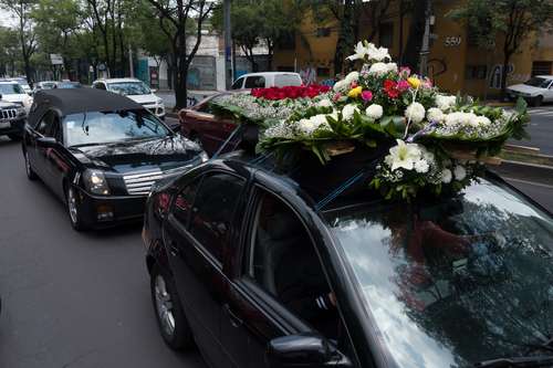 El cuerpo de María Fernanda Olivares Gómez‚ Polly‚ arribó en caravana al panteón civil de Dolores para ser sepultada en una ceremonia privada.