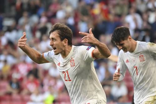 El seleccionado español Mikel Oyarzabal, delantero de la Real Sociedad, celebra su gol ante Croacia, el quinto que anota en la Eurocopa 2020.