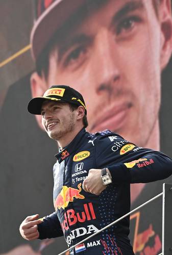 “El coche era irreal, es un trabajo excelente de todo el equipo alcanzar este nivel. Estas dos semanas fueron increíbles”, expresó el holandés Max Verstappen tras conseguir el doblete en el feudo de la escudería austriaca.