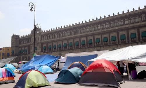 MANTIENEN PLANTÓN MAGISTERIAL. Maestros de Michoacán, instalados en plantón en el Zócalo de la capital, exigen la reanudación del diálogo sobre diversos temas laborales con el gobierno federal.