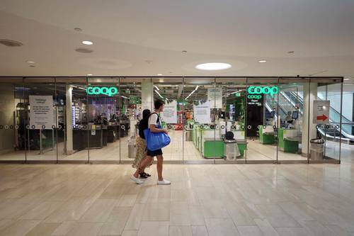 Coop es una de las cadenas de tiendas más grandes de Suecia y tuvo que cerrar temporalmente cientos de establecimientos después de que un ciberataque bloqueara el acceso a sus cajas la noche del 2 de julio.