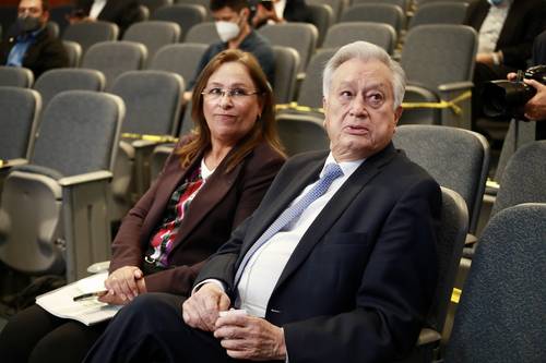 La secretaria de Energía, Rocío Nahle, y el director de la Comisión Federal de Electricidad, Manuel Bartlett, asistieron a la conferencia del grupo de especialistas, encabezados por Ricardo Mota Palomino, para la revisión de las causas del apagón del 28 de diciembre de 2020 en el sistema interconectado nacional de la CFE.