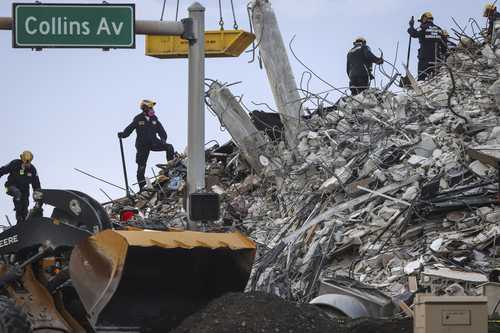 Luego de que fue demolida la última parte del condominio colapsado en Surfside, Florida, los rescatistas continuaron labores al poder llegar a zonas que eran inaccesibles. Otras tres víctimas fueron encontradas, informó el subjefe del Departamento de Bomberos de Miami-Dade, Raide Jadallah, con lo que se elevó a 27 el número de muertes confirmadas y 118 personas continúan desaparecidas. El nuevo desafío son las tormentas eléctricas en la región.