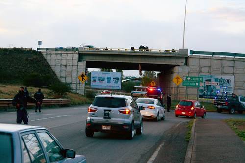 Como parte de un aparente ajuste de cuentas entre bandas rivales, la madrugada del lunes presuntos delincuentes colgaron de un puente de la capital de Zacatecas los cuerpos de dos hombres ejecutados, aún no identificados, junto con un mensaje.