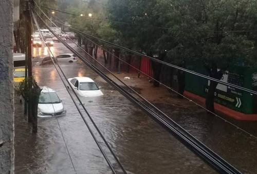 La lluvia intensa registrada la tarde de ayer convirtió varias avenidas y calles de Cuajimalpa de Morelos en ríos, provocando que algunos vehículos quedaran varados, como en la calle Antonio Ancona. No se reportaron lesionados.