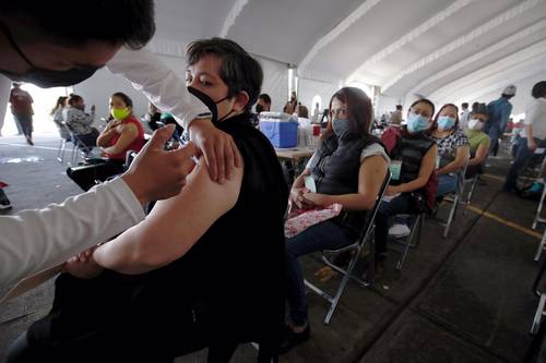 Mujeres y hombres de 40 a 49 años acudieron puntuales a recibir la vacuna contra el coronavirus en las instalaciones del Centro Telecomm ubicado en la alcaldía Iztapalapa.