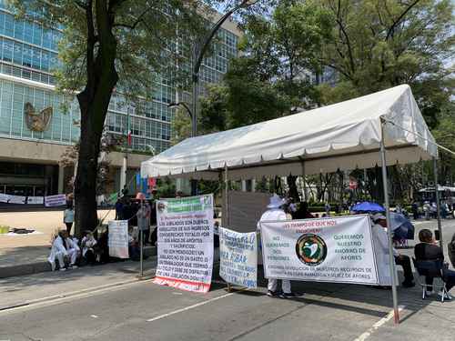 Jubilados y pensionados del IMSS bloquean Reforma en demanda de diálogo para que les paguen mensualidades atrasadas.