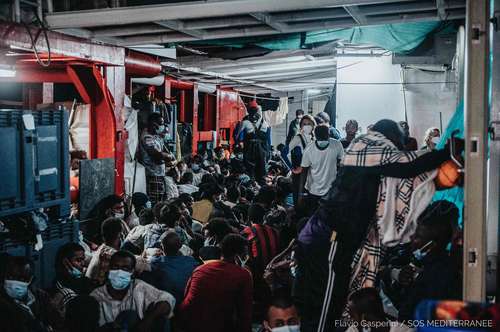 El barco Ocean Viking, de la organización SOS Méditerranée, urgió ayer a la Unión Europea a permitir el desembarco en uno de sus puertos de 572 migrantes rescatados en el Mediterráneo en tres días. El domingo, el navío realizó uno de los mayores rescates en años, el de una embarcación de madera no apta para la navegación que zarpó de Libia con 369 hombres, mujeres y niños a bordo. Italia y Malta se han resistido a permitir el desembarco de migrantes en sus puertos.