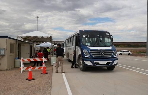 A bordo de autobuses de traslado de personal, más de mil 477 trabajadores de maquiladoras de 18 a 39 años de edad fueron vacunados ayer contra el Covid-19 en el puente fronterizo Guadalupe-Tornillo, en Ciudad Juárez, Chihuahua. Las empresas realizaron un donativo de 60 dólares por dosis a fin de cubrir el transporte y la refrigeración del biológico. La fotografía fue tomada de la cuenta de Facebook del juzgado del condado de El Paso, Texas