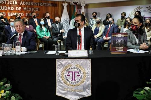 Arturo Zaldívar, Jesús Anlén Alemán y Claudia Sheinbaum, durante el acto por el medio siglo del TJA de la capital.