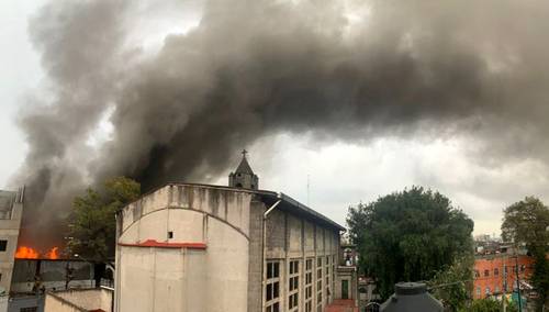 Como consecuencia de un flamazo se originó un aparatoso incendio en una inmueble donde se guardaba plástico y cartón, ubicado en Avenida 11, esquina Canarias, colonia San Simón Ticumac, alcaldía Benito Juárez. Efectivos de Protección Civil desalojaron a 250 habitantes de las casas cercanas, mientras seis integrantes del personal de emergencia fueron atendidos por inhalar humo.