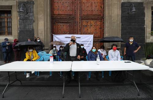 MAESTROS SE MANIFIESTAN AFUERA DE LA SEP. Profesores realizaron ayer una conferencia de prensa en la calle, con la demanda de más presupuesto para dotar a las escuelas de los recursos e insumos necesarios que eviten contagios de Covid-19 durante el retorno a las aulas.