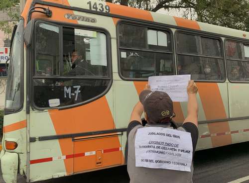 Jubilados del IMSS bloquearon la avenida Félix Cuevas; demandan audiencia con el secretario de Hacienda, Arturo Herrera.