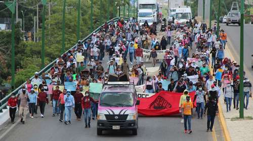 El proceso penal contra 95 normalistas de Mactumactzá pone en peligro su futuro profesional, señalan los estudiantes que mantienen un plantón en el Zócalo capitalino. En la imagen, marcha en Chiapas con la misma exigencia.