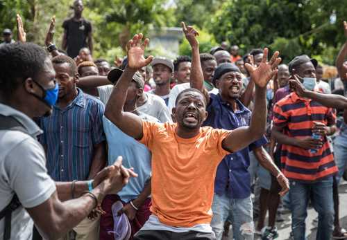 Una multitud exigió a gritos “quemar” a los presuntos responsables de asesinar al presidente haitiano, cerca de la comisaría de Policía de Petionville donde están los sicarios que fueron detenidos durante la madrugada del miércoles en Puerto Príncipe.