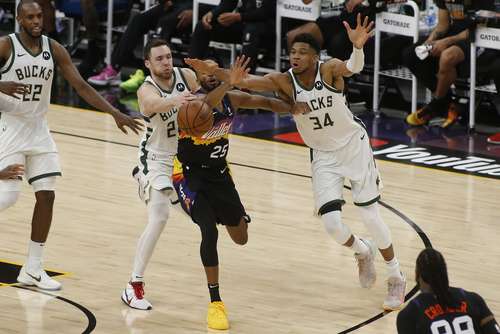Giannis Antetokounmpo (34) luchó con todo, pero “solo” no pudo evitar la derrota de Milwaukee ante Phoenix.