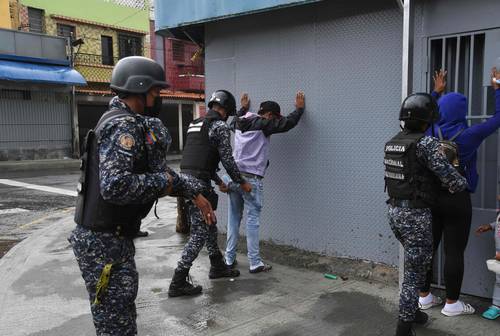 Elementos de la Policía Nacional Bolivariana y el ejército ocuparon el barrio Cota 905, en Caracas, donde se enfrentaron grupos criminales desde el miércoles.