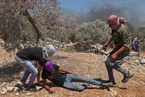 Enfrentamientos en la ciudad de Beita entre palestinos (en la imagen) y las fuerzas israelíes.