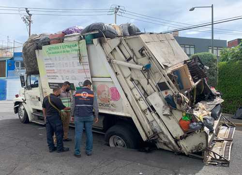 Efectivos de Protección Civil acudieron ayer a evaluar la oquedad en esa zona.