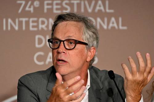 El director estadunidense Todd Haynes habla durante una conferencia de prensa de su documental The Velvet Underground, en la 74 edición del Festival de Cine de Cannes.