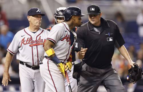 Ronald Acuña Jr, de los Bravos de Atlanta, reaccionó ayer con gestos de reclamo tras volver a ser golpeado con la bola por un lanzador de los Marlins.