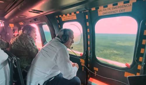 Acompañado por funcionarios y mandos del Ejército, López Obrador observó la zona donde será colocada la vía férrea.