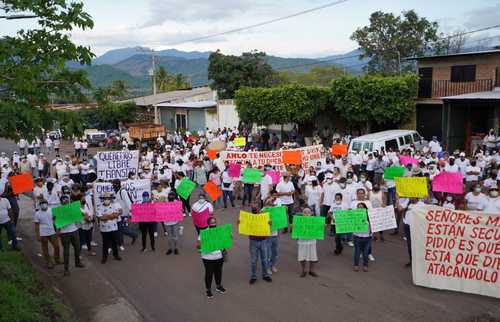 Se trabaja en la elaboración de un plan de pacificación para Aguililla, señalan funcionarios. En la imagen, manifestación de pobladores el pasado primero de julio.