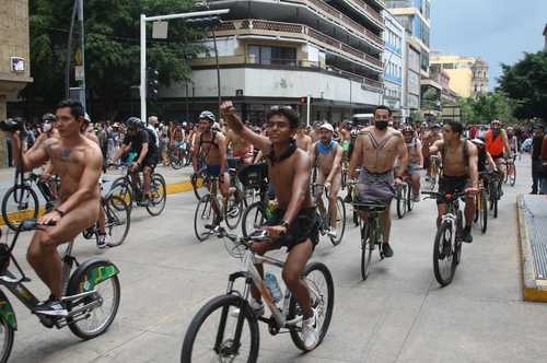 Al menos 300 ciclistas participaron ayer en el World Naked Bike Ride, en Guadalajara, para hacer conciencia sobre el ciclismo urbano.