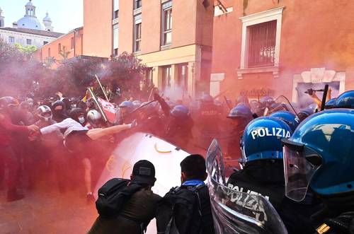  Policías italianos chocan con manifestantes en Venecia, el sábado, durante una reunión convocada por el grupo 