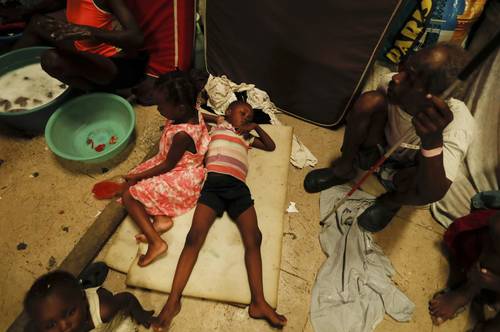 Refugio para desplazados, en Puerto Príncipe. Estas familias huyeron de su comunidad (donde se asentaron después del terremoto de 2010) porque bandas armadas incendiaron sus casas en junio.