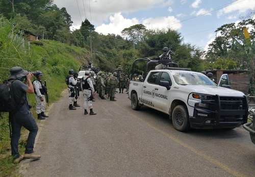 Elementos de la Guardia Nacional y del Ejército, el vier-nes pasado, en la carretera San José El Carmen, a cuatro kilómetros de la cabecera de Pantelhó, tras retomar la seguridad de la localidad.