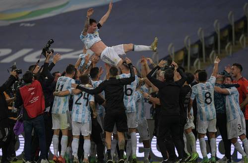  Lionel Messi, quien por primera vez gana un título con la Albiceleste, es elevado por sus compañeros en desquiciado festejo en el estadio Maracaná de Río de Janeiro. Foto Afp