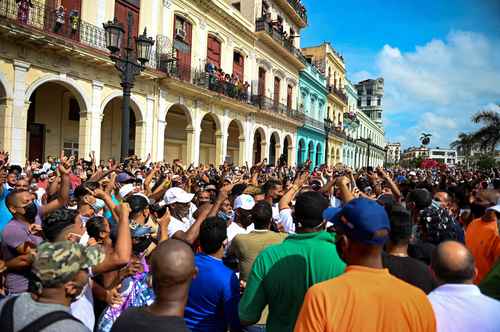 Movilización en La Habana ayer contra el gobierno del presidente Miguel Díaz-Canel a quien reprocharon el desabasto de alimentos, la carestía y los cortes de luz en plena pandemia. El gobernante respondió que “quienes alientan estas manifestaciones quieren la privatización de la salud y la educación”.