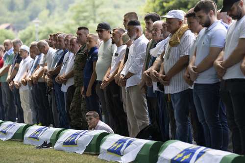 En el cementerio de Potocari, cerca de Srebrenica, fueron sepultados ayer, después de 26 años, los restos de 19 víctimas de la matanza recién identificadas. “La tragedia no se puede deshacer, sin embargo, debemos trabajar por la tolerancia entre los pueblos para que nunca más se repita esa atrocidad”, dijo la secretaria general del Consejo de Europa, Marija Pejcinovic.