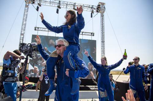 Richard Branson, fundador de Virgin Galactic, lleva a la tripulante Sirisha Bandia sobre los hombros al celebrar su vuelo al espacio en Spaceport America. El director del Programa Mundial de Alimentos, David Beasley, invitó a tres multimillonarios que irán de turistas al espacio a que juntos ofrecieran los 6 mil millones de dólares que se requieren para rescatar del hambre a 41 millones de personas. No hubo respuesta.