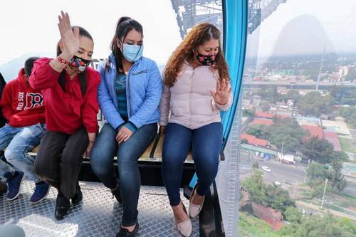  La mandataria capitalina, Claudia Sheinbaum, realizó el primer viaje del Cablebús, de Indios Verdes a Campos Revolución, acompañada de vecinos de la zona. Foto Cristina Rodríguez