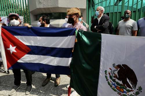 El Movimiento Mexicano de Solidaridad con Cuba y la Asociación de Cubanos Residentes en México José Martí se manifestaron frente a la legación cubana.