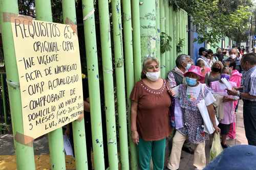 En el Deportivo Xochimilco ayer se observaron largas filas de quienes desean inscribirse al programa de apoyo de esta administración.