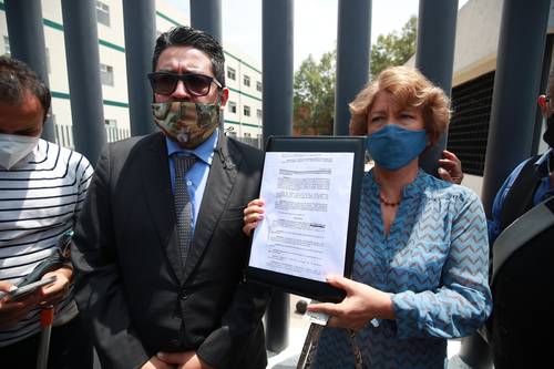 PEDIRÁN APLICAR DE NUEVO EL PROTOCOLO DE ESTAMBUL. María Guadalupe Vallarta Cisneros, hermana de una de las presuntas víctimas de tortura por parte de Luis Cárdenas Palomino, y el abogado Héctor Pérez Rivera dieron una conferencia ayer a su salida de los juzgados del Reclusorio Oriente.