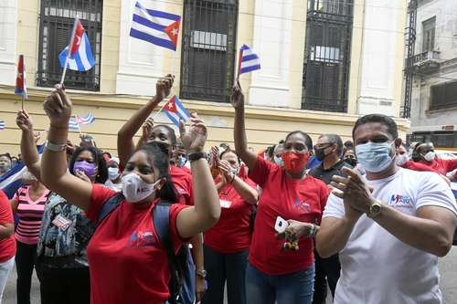 Defensores de la revolución, ayer frente a la sede de la Central de Trabajadores de Cuba.