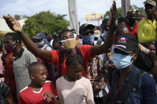 La embajada de Estados Unidos en Puerto Príncipe anunció ayer que continuará cerrada, lo que enfadó a personas que hacían fila para solicitar una visa. Tras el asesinato del presidente Jovenel Moïse, el arresto de un empresario haitiano que vive en Florida y que, según las autoridades, fue uno de los actores intelectuales del crimen, profundizó el misterio de esta trama. El sospechoso, Christian Emmanuel Sanon, de 62 años, alguna vez expresó el deseo de dirigir a su país en un video publicado en YouTube. Sin embargo, es desconocido en los círculos políticos del país, y sus allegados insinúan que fue engañado por los verdaderos responsables del magnicidio.