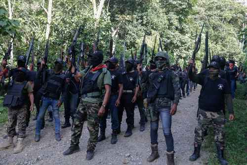 El grupo Autodefensas del Pueblo El Machete se presentó oficialmente como protector de los pobladores de la región de Pantelhó y Chenalhó, en Chiapas; su meta es “expulsar a los sicarios, a los narcotraficantes y al crimen organizado, pues no queremos más muertes de campesinos tseltales y tsotsiles”.