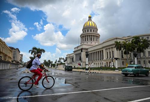 Paseo cerca del Capitolio de La Habana.