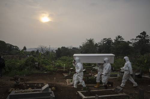 Indonesia registró ayer el pico más alto de contagios hasta la fecha, 47 mil 899 nuevos casos en 24 horas. La imagen, en un cementerio de Bandung, Java Occidental.