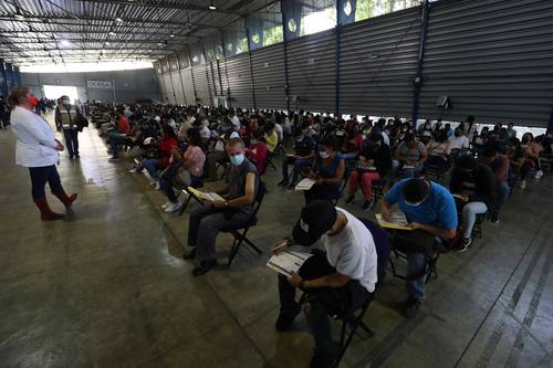 En el Palacio de los Deportes, de la alcaldía Iztacalco, personas de 30 a 39 años reciben su primera vacuna contra Covid-19.