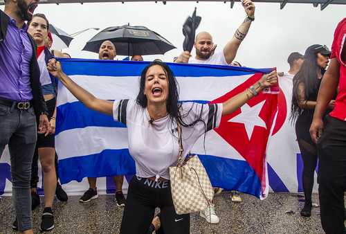 Cubanos residentes en Miami manifestaron ayer su apoyo a las protestas contra el gobierno del presidente Miguel Díaz-Canel.